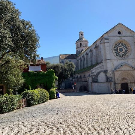 Casette rosse nel borgo medievale di Fossanova Latina Esterno foto