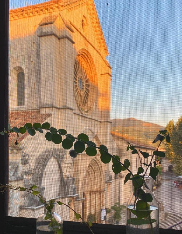 Casette rosse nel borgo medievale di Fossanova Latina Esterno foto