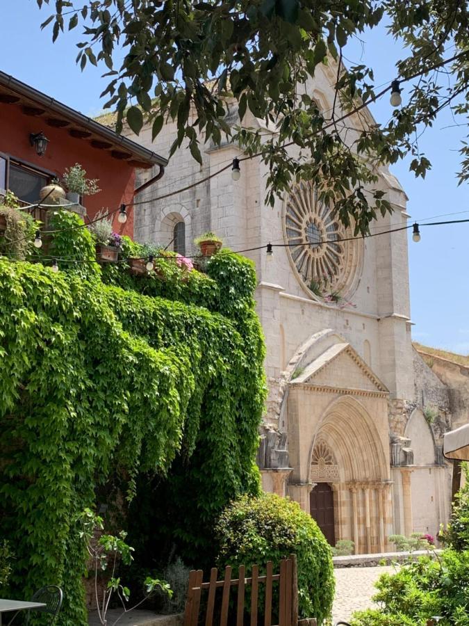 Casette rosse nel borgo medievale di Fossanova Latina Esterno foto