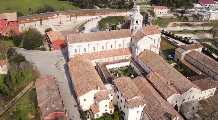 Casette rosse nel borgo medievale di Fossanova Latina Esterno foto