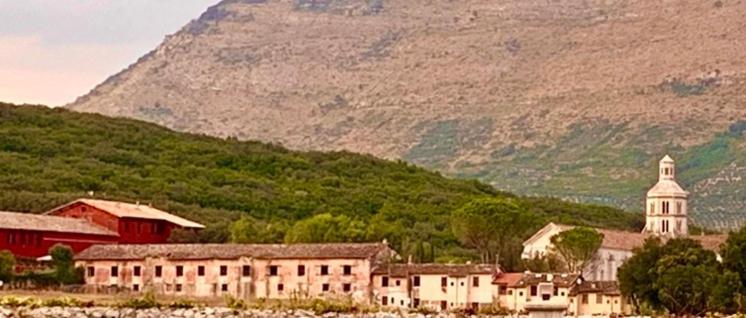 Casette rosse nel borgo medievale di Fossanova Latina Esterno foto