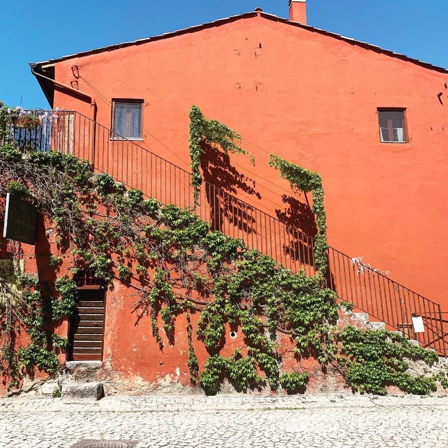 Casette rosse nel borgo medievale di Fossanova Latina Esterno foto