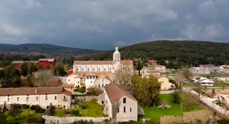 Casette rosse nel borgo medievale di Fossanova Latina Esterno foto