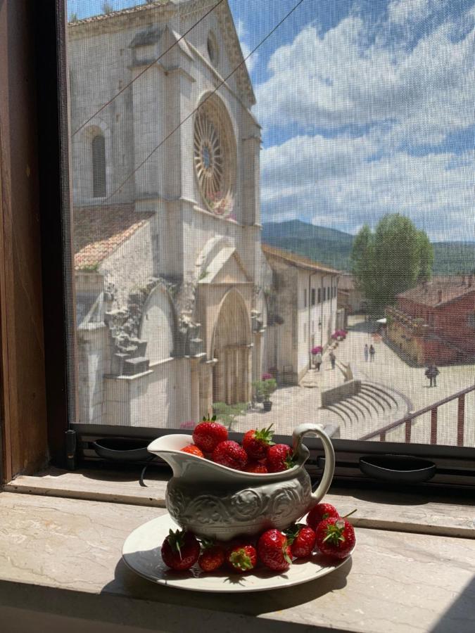 Casette rosse nel borgo medievale di Fossanova Latina Esterno foto