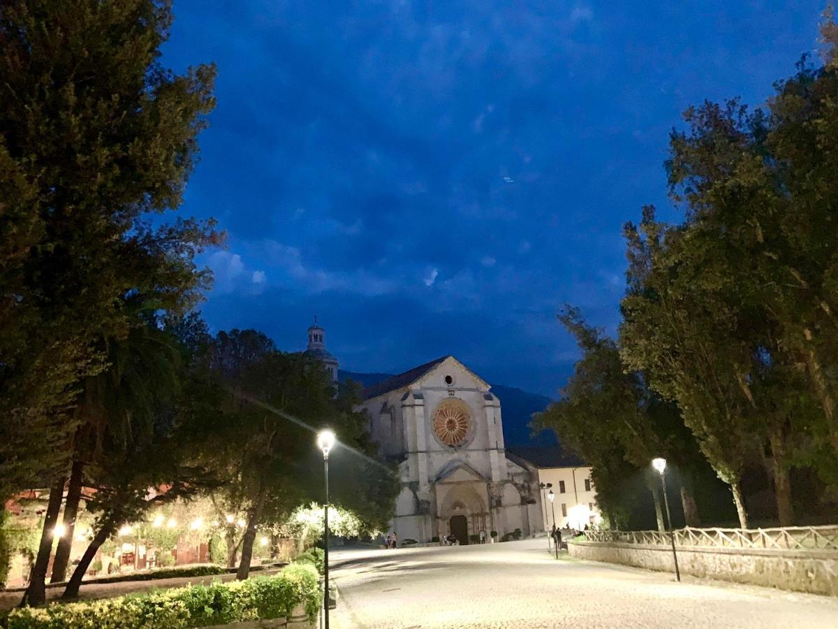 Casette rosse nel borgo medievale di Fossanova Latina Esterno foto