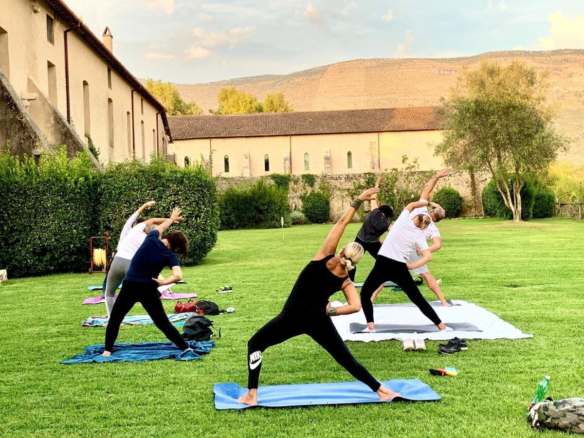 Casette rosse nel borgo medievale di Fossanova Latina Esterno foto