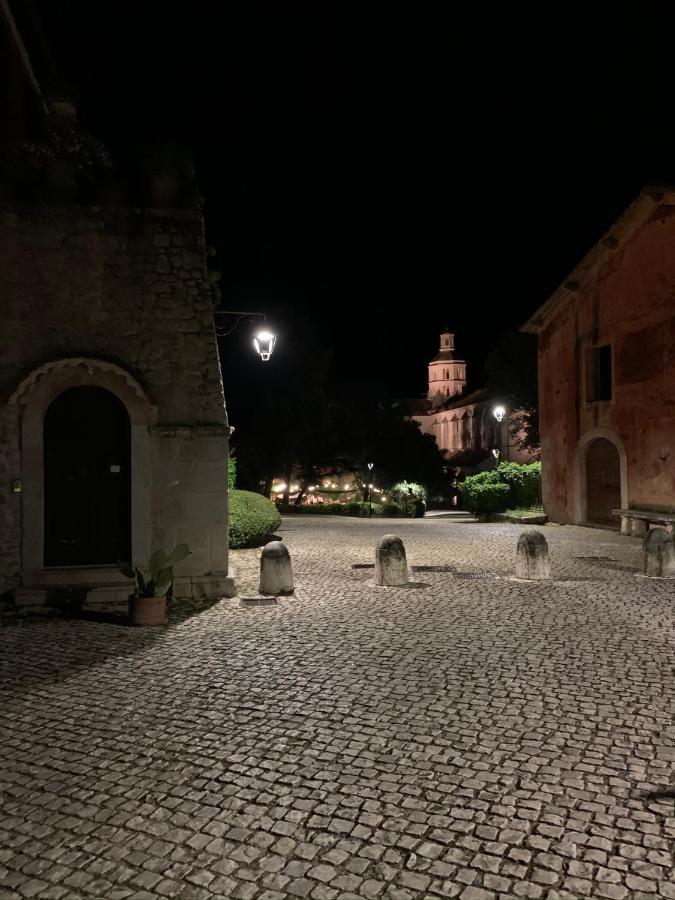 Casette rosse nel borgo medievale di Fossanova Latina Esterno foto