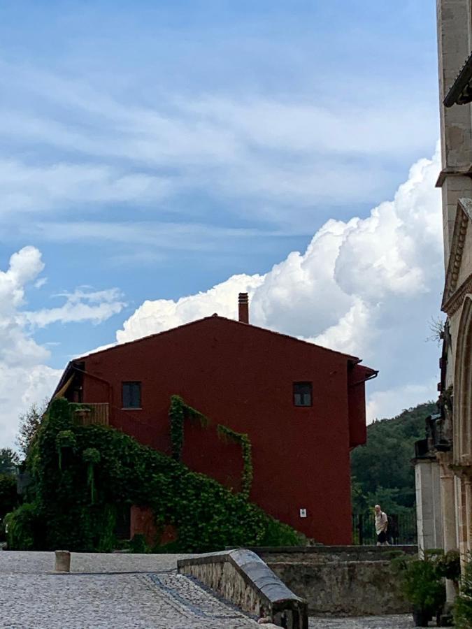 Casette rosse nel borgo medievale di Fossanova Latina Esterno foto