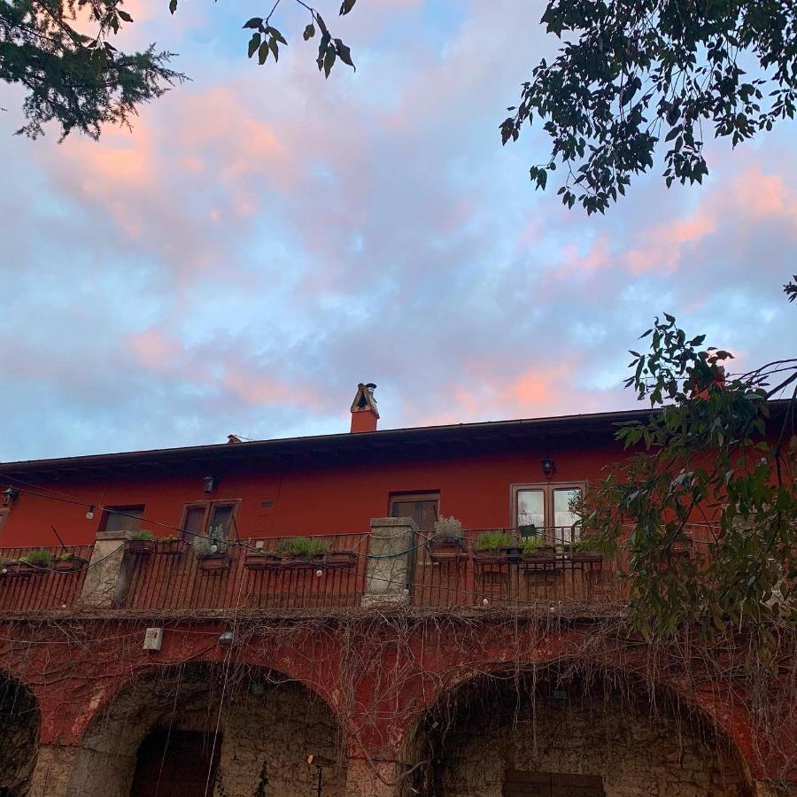 Casette rosse nel borgo medievale di Fossanova Latina Esterno foto