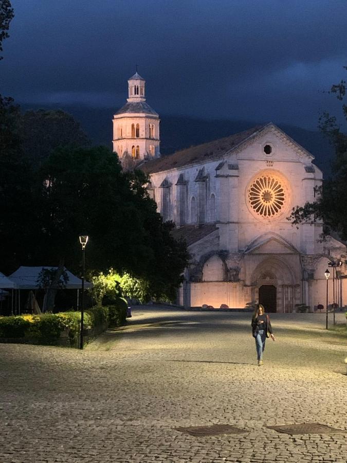 Casette rosse nel borgo medievale di Fossanova Latina Esterno foto