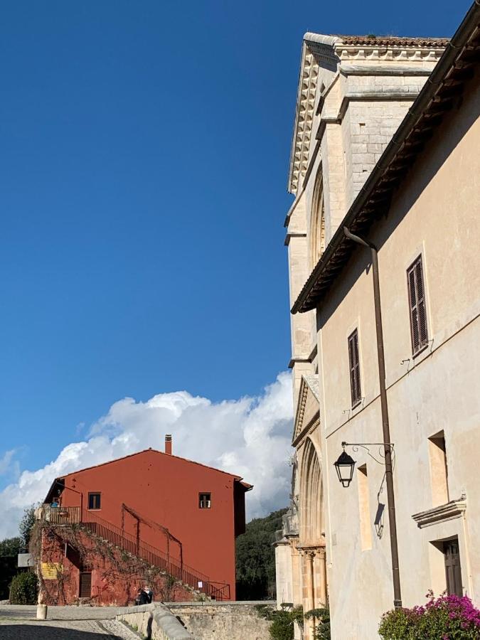 Casette rosse nel borgo medievale di Fossanova Latina Esterno foto