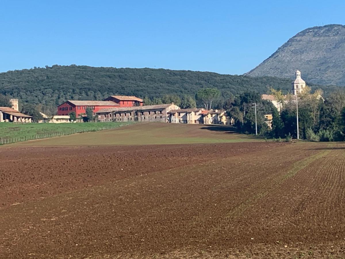 Casette rosse nel borgo medievale di Fossanova Latina Esterno foto