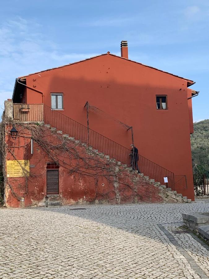 Casette rosse nel borgo medievale di Fossanova Latina Esterno foto