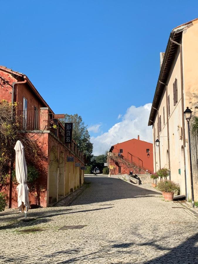 Casette rosse nel borgo medievale di Fossanova Latina Esterno foto