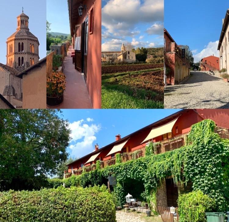 Casette rosse nel borgo medievale di Fossanova Latina Esterno foto