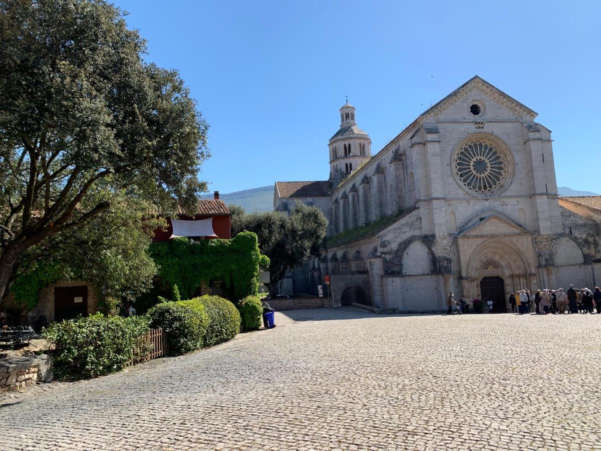 Casette rosse nel borgo medievale di Fossanova Latina Esterno foto