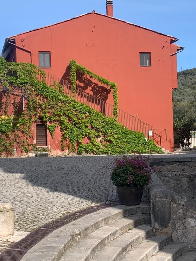 Casette rosse nel borgo medievale di Fossanova Latina Esterno foto