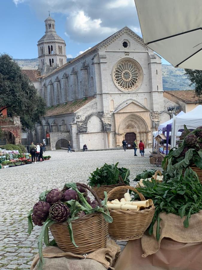 Casette rosse nel borgo medievale di Fossanova Latina Esterno foto