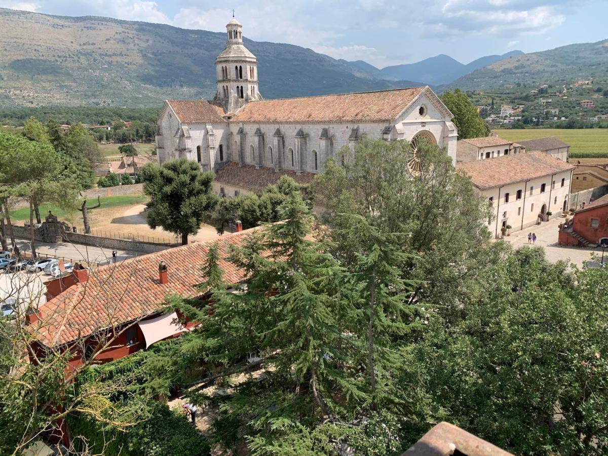 Casette rosse nel borgo medievale di Fossanova Latina Esterno foto