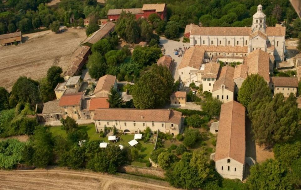 Casette rosse nel borgo medievale di Fossanova Latina Esterno foto