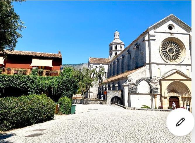 Casette rosse nel borgo medievale di Fossanova Latina Esterno foto